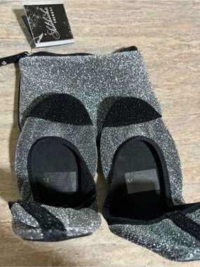 NWT Sidekicks Energy Silver Sparkle foldable ballet flat shoes in Silver clutch